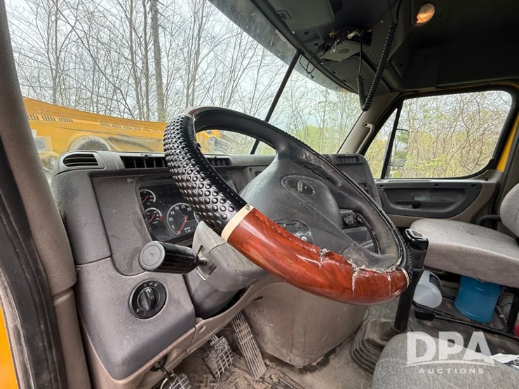 2012-freightliner-cascadia-truck-(lld1452)-image-28