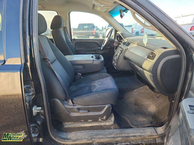 2013-chevrolet-tahoe-image-31