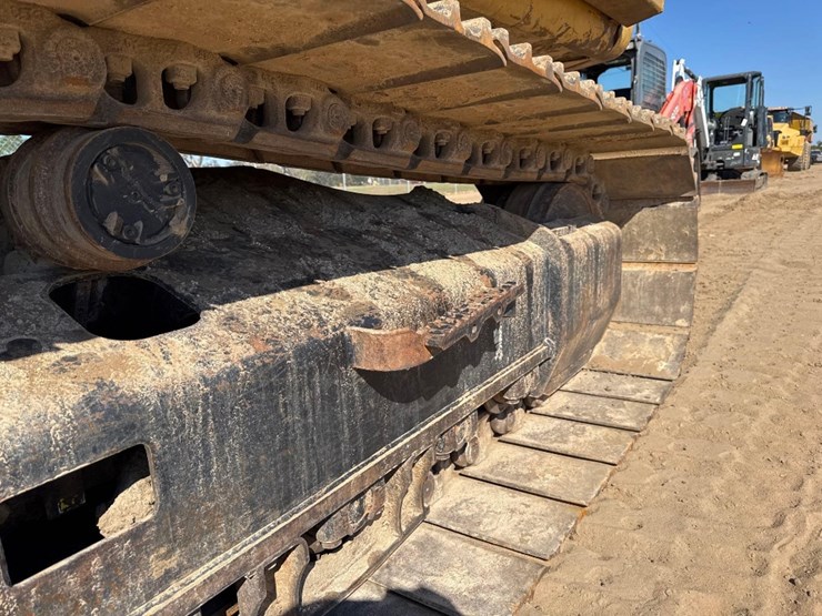 2019-caterpillar-330-image-11