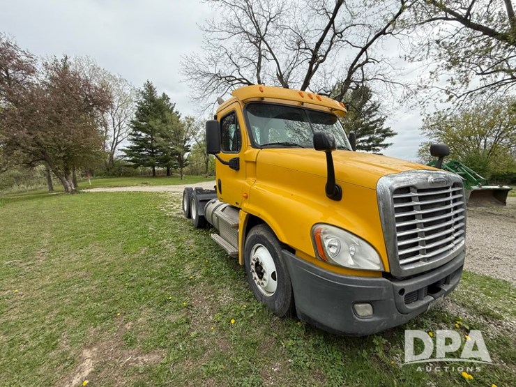2012-freightliner-cascadia-truck-(lld1452)-image-4