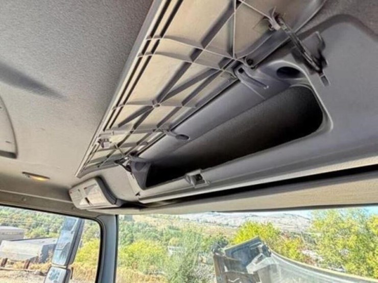 2010-hino-258-image-86