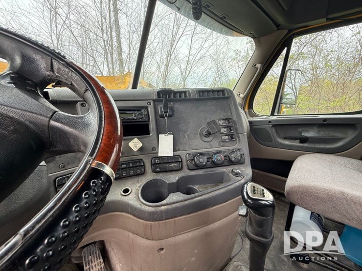 2012-freightliner-cascadia-truck-(lld1452)-image-31