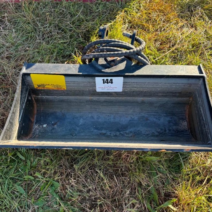 UNUSED 32" MINI EXCAVATOR BUCKET (3 TON HYDRAULIC