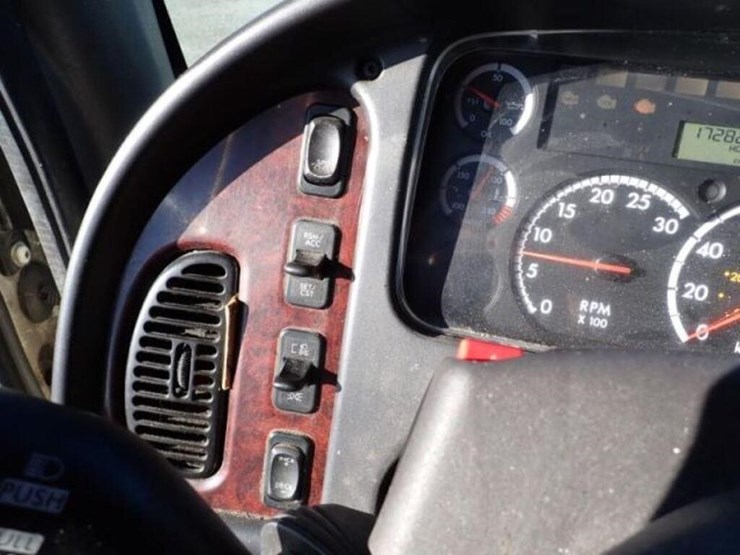 2014-freightliner-business-class-m2-106-image-18