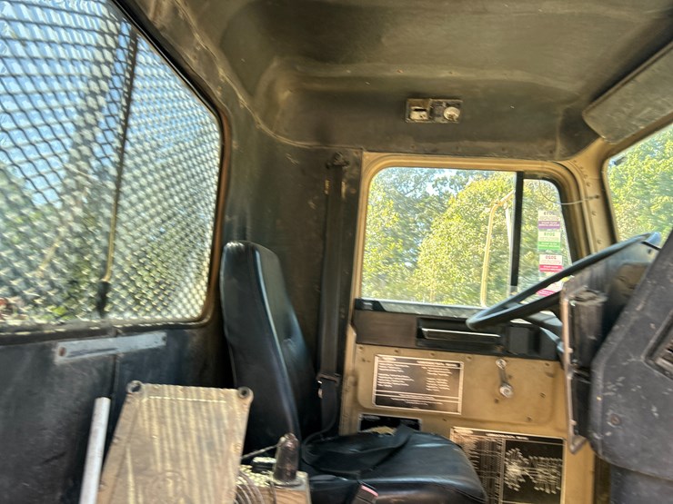 #22529-•-inop-1992-freightliner-t/a-daycab-truck-tractor-vin:-1fuymzyb1np357132-image-44