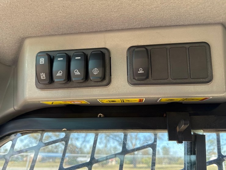 2023-caterpillar-299d3-image-25