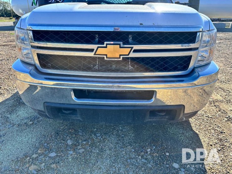 2013-chevrolet-3500hd-image-15