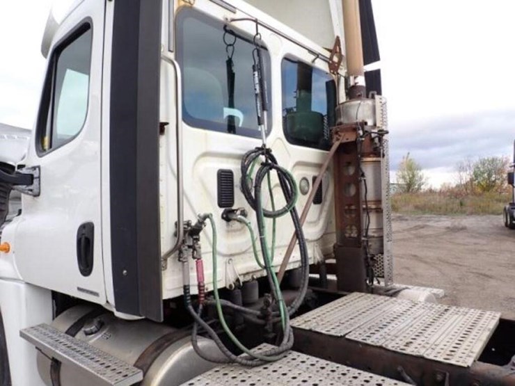 2010-freightliner-cascadia-t/a-hiway-tractor---day-image-39