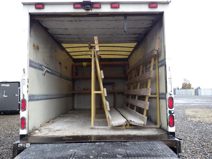 2009-isuzu-npr-image-12