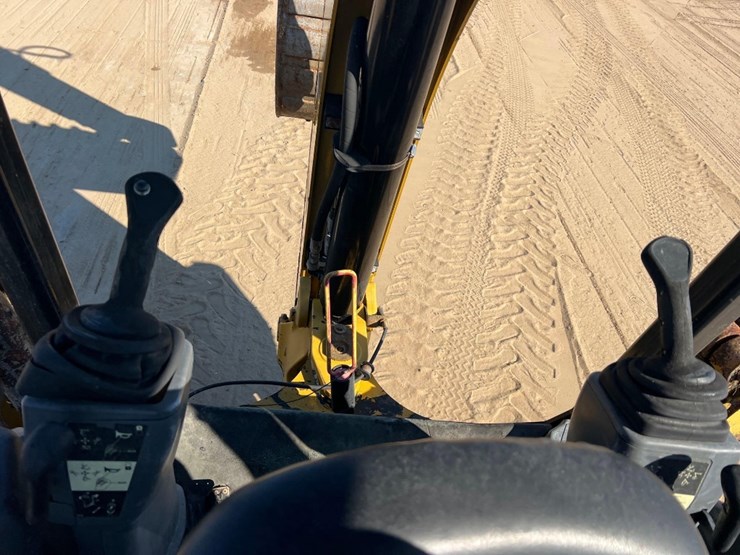 2015-caterpillar-415f2-image-34