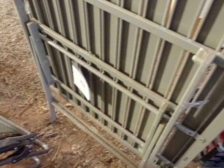 metal-folding-table-+-2-lounge-chairs-image-4