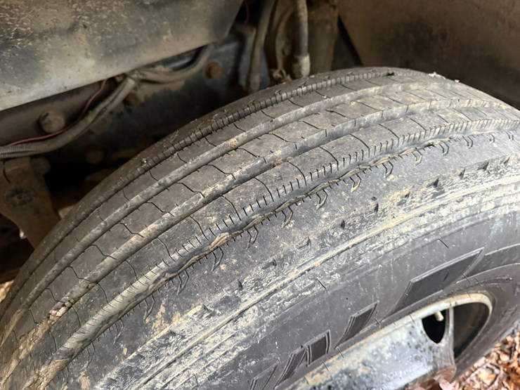 #22576-•-inop-1987-mack-r600k-t/a-single-cab-truck-tractor-vin:-1m3n231k8ht004087-image-9