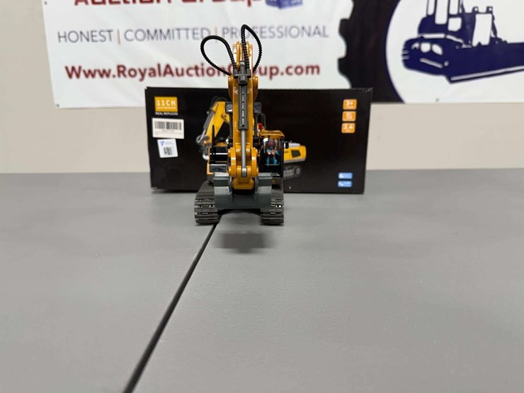 2.4ghz-rc-excavator-with-remote-replica-toy-image-3
