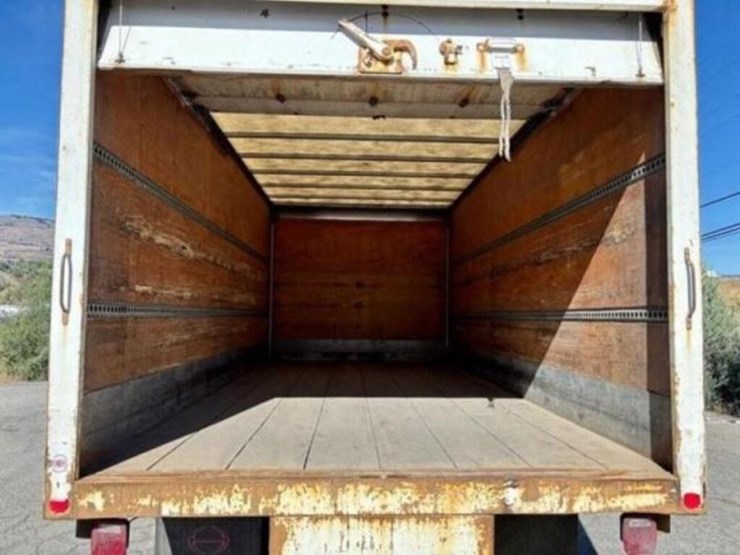 2010-hino-258-image-43