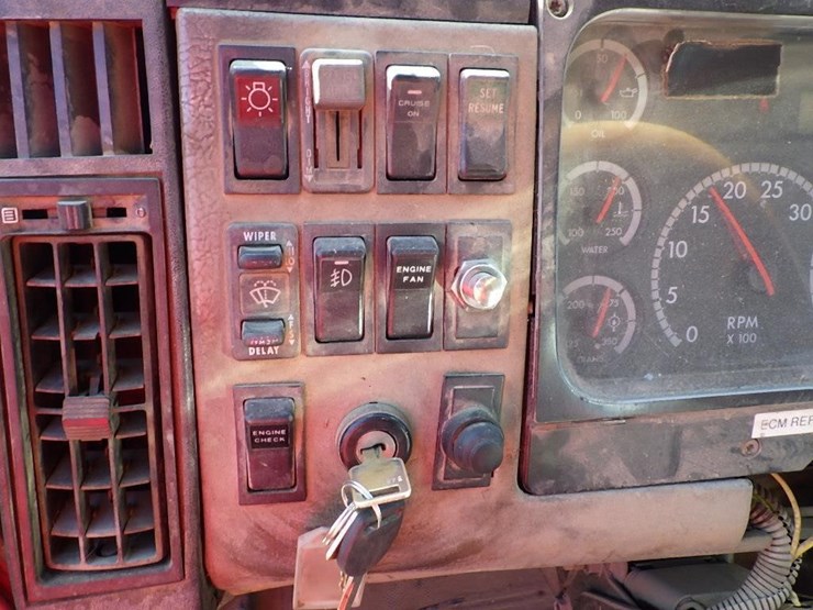 2002-freightliner-fl50-image-23