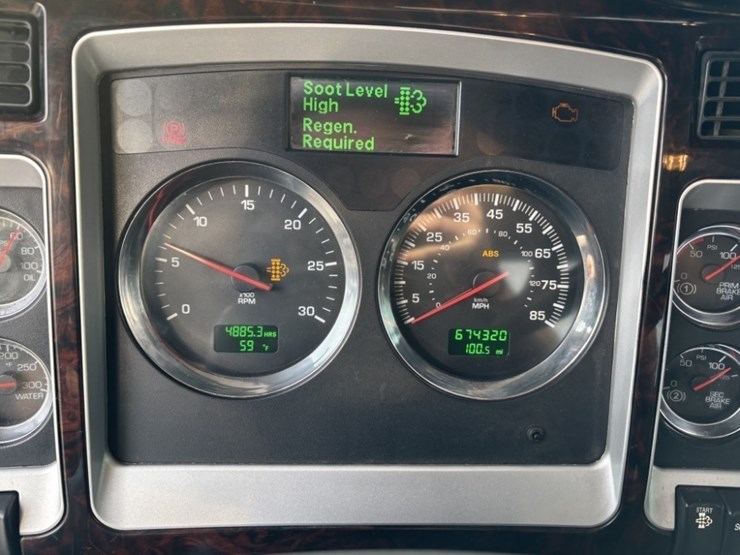 2016-kenworth-w900-image-34