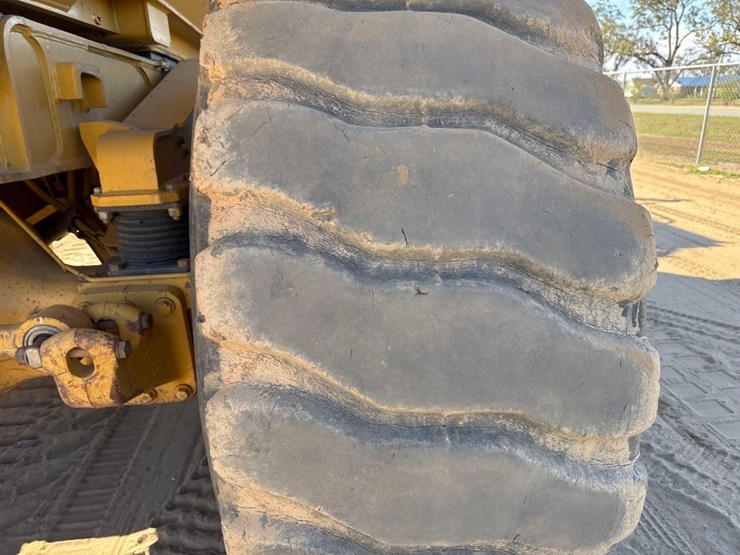 2020-caterpillar-745-image-12