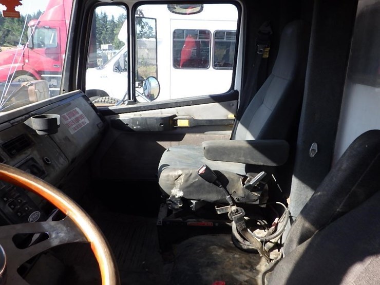 2002-freightliner-fl50-image-21