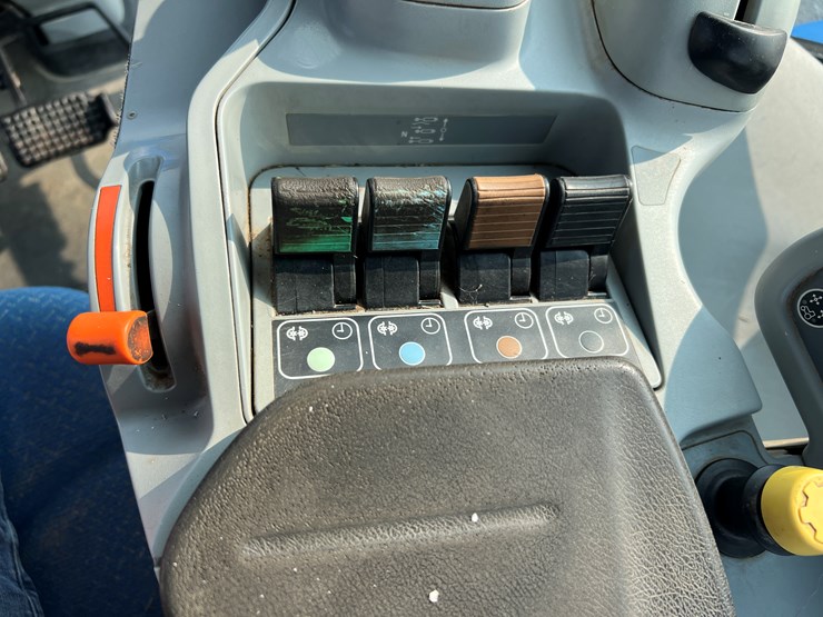 2010-new-holland-t7060-image-15