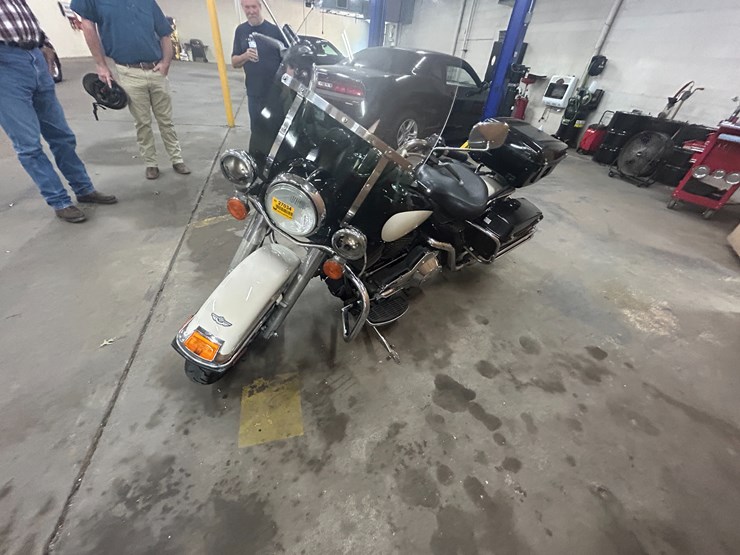 #27034-•-2003-harley-davidson-police-road-king-motorcycle-vin:-1hd1fhw183y736720-image-4