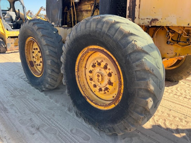 1981-deere-570a-image-29