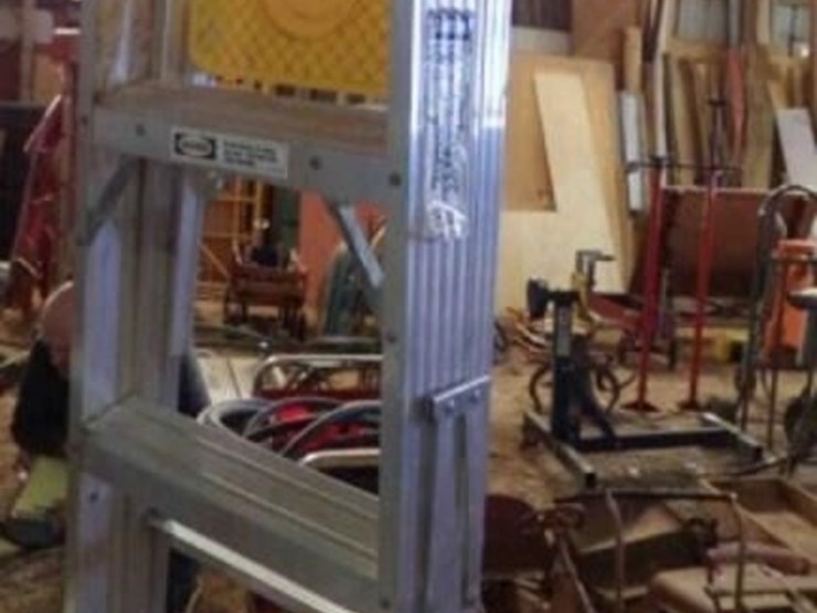 6'-werner-aluminum-step-ladder-image-1