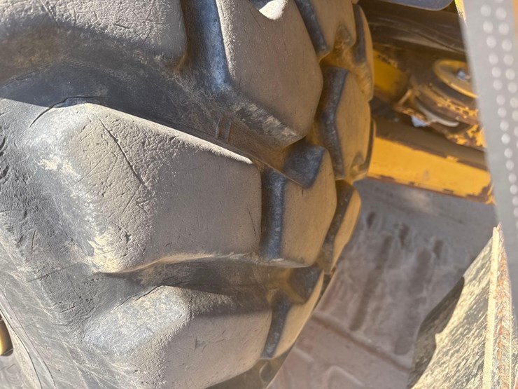 2019-caterpillar-730-image-6