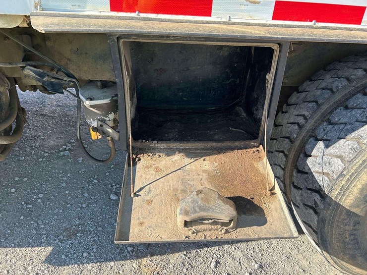 2019-peterbilt-520-image-18