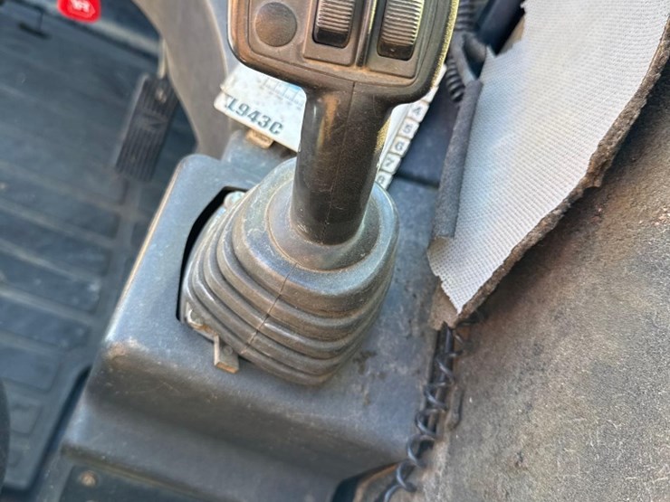 2015-caterpillar-tl943c-image-19