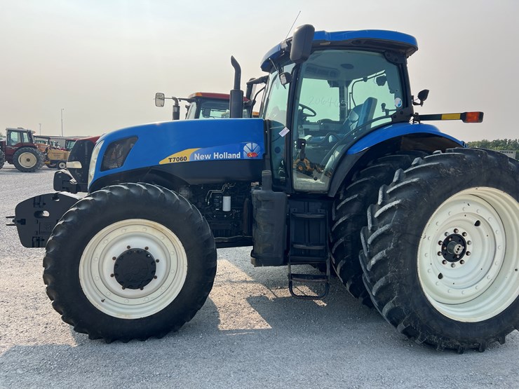 2010-new-holland-t7060-image-20