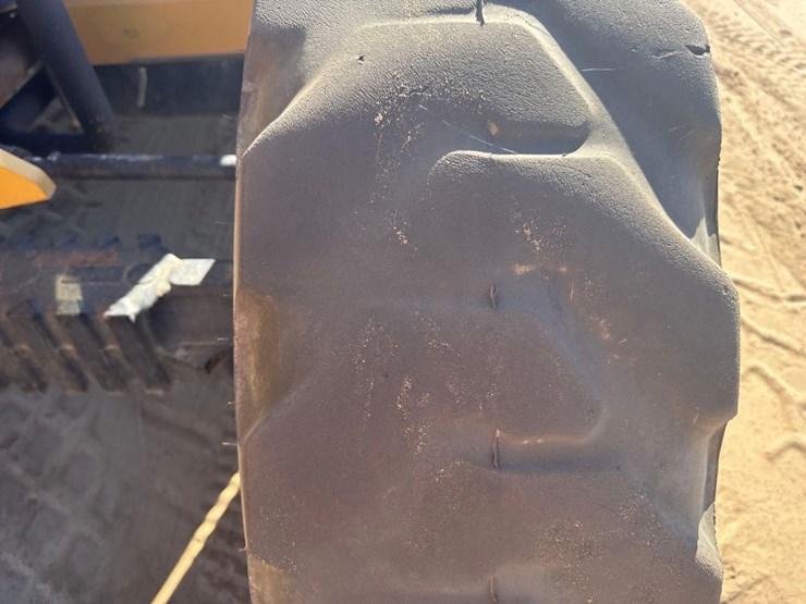 2015-caterpillar-tl943c-image-11