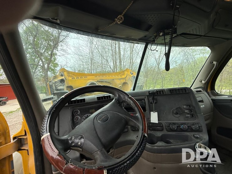 2012-freightliner-cascadia-truck-(lld1452)-image-30