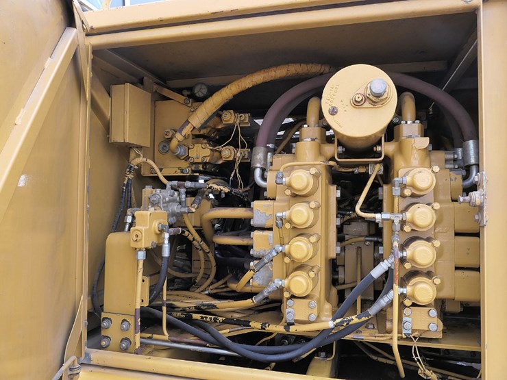 caterpillar-215d-image-19