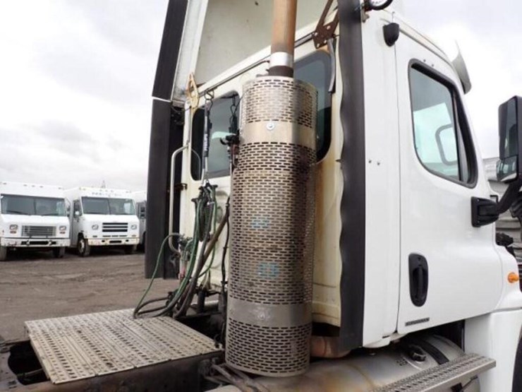 2010-freightliner-cascadia-t/a-hiway-tractor---day-image-54