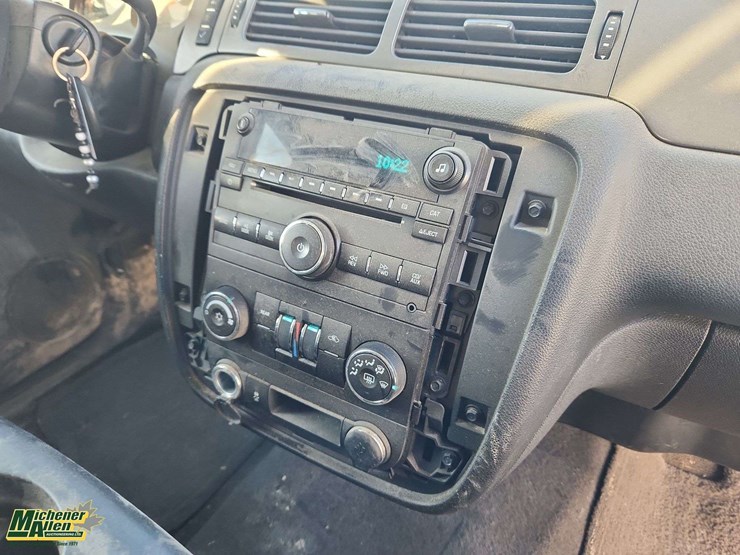 2013-chevrolet-tahoe-image-41