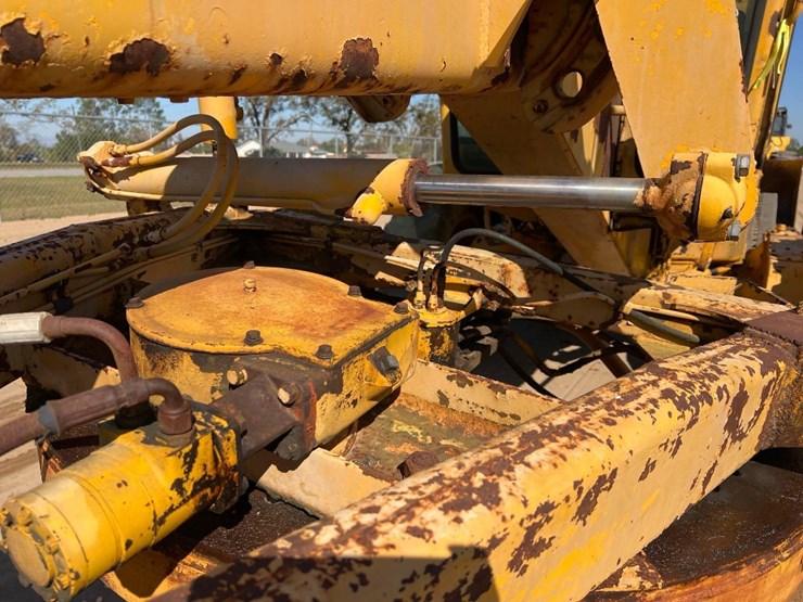 1981-deere-570a-image-11