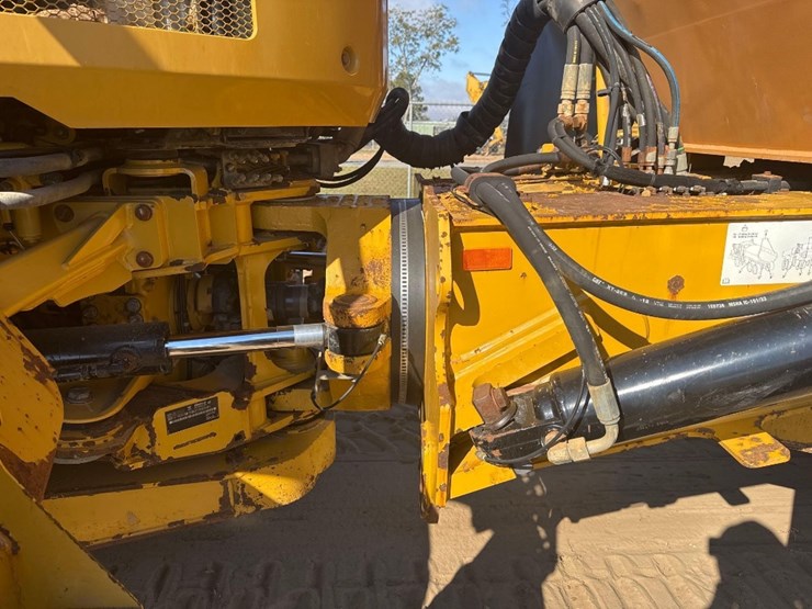 2019-caterpillar-730-image-13