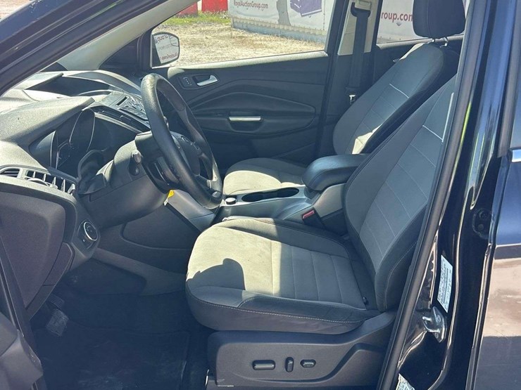 2015-ford-escape-se-image-12