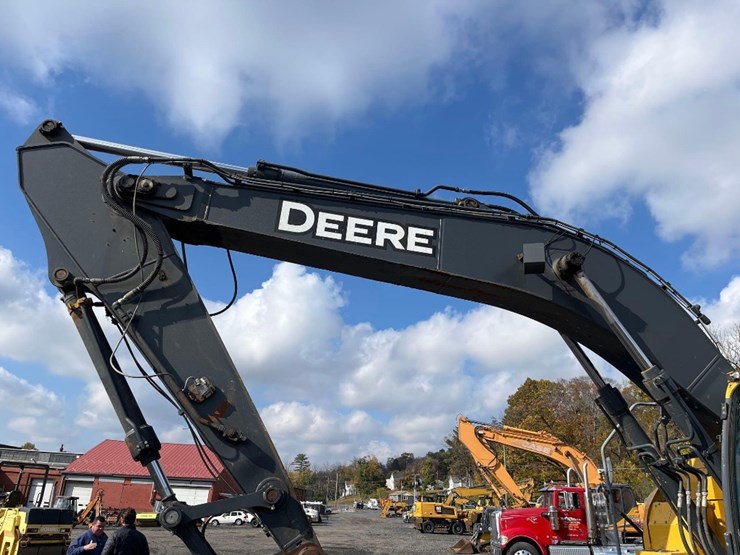 deere-245g-lc-image-29