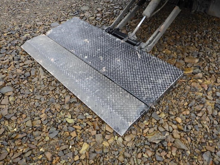 2009-isuzu-npr-image-9