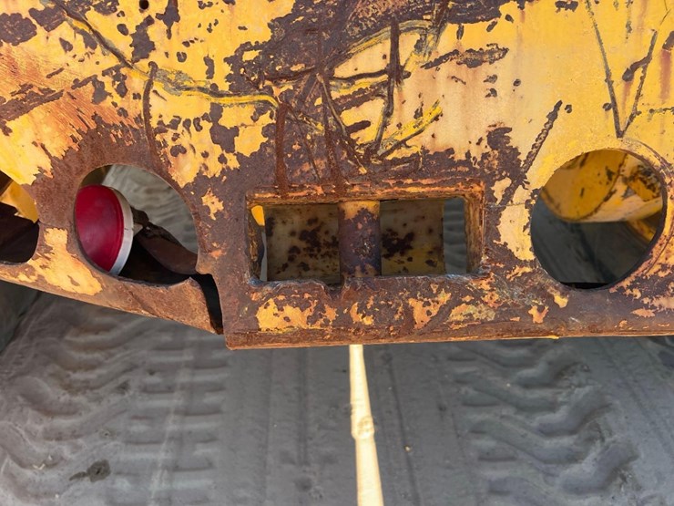 1981-deere-570a-image-18