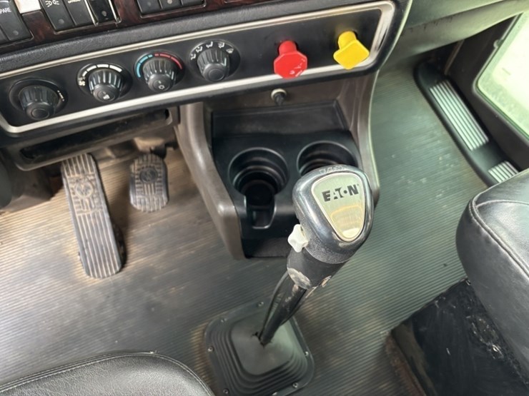 2016-kenworth-w900-image-37