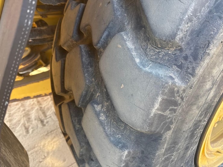 2019-caterpillar-730-image-11