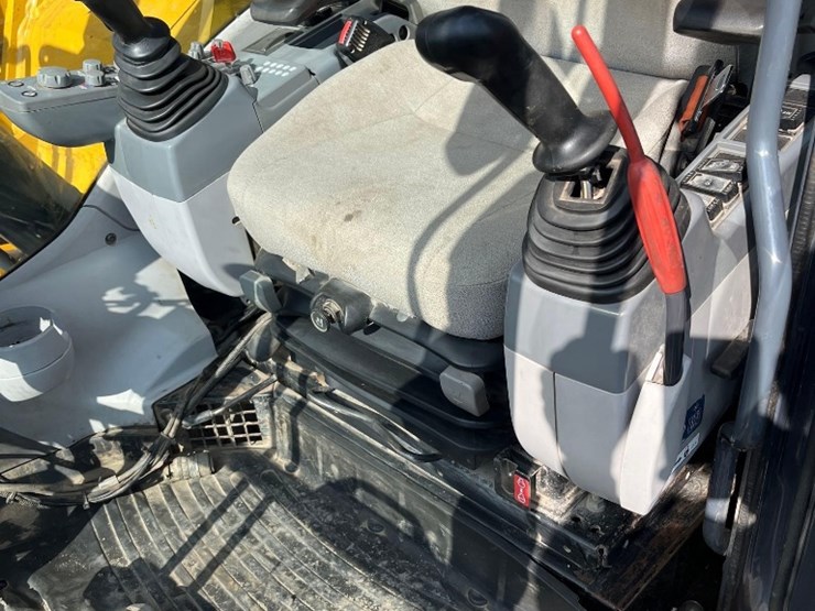 deere-245g-lc-image-28