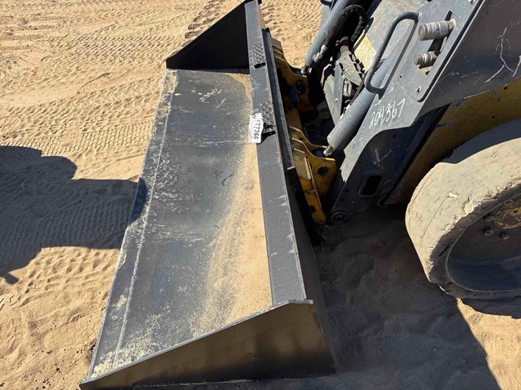 2022-deere-318g-image-14