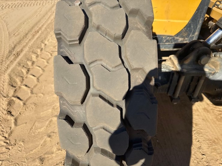 2015-caterpillar-tl943c-image-12