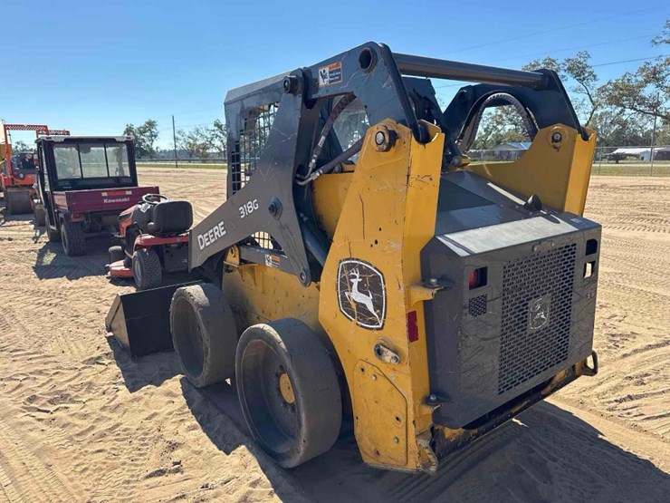2022-deere-318g-image-2