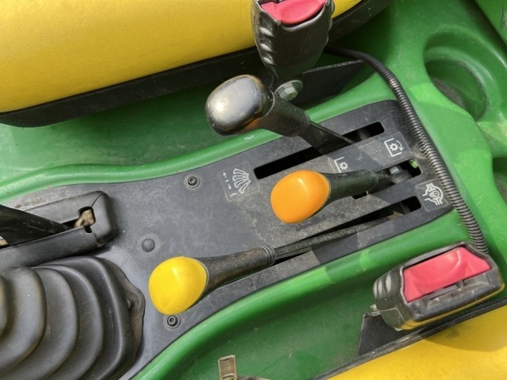 2019-john-deere-gator-image-23