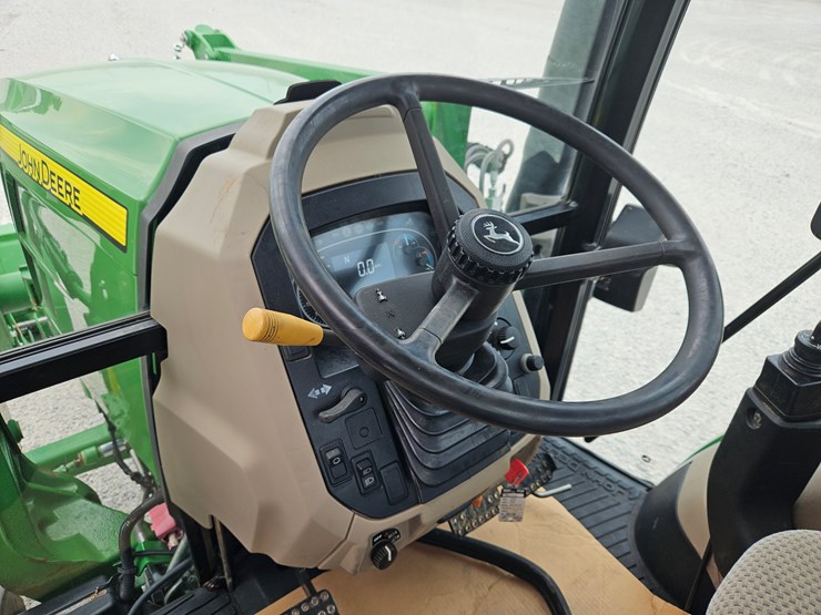 2017-john-deere-6105e-image-12