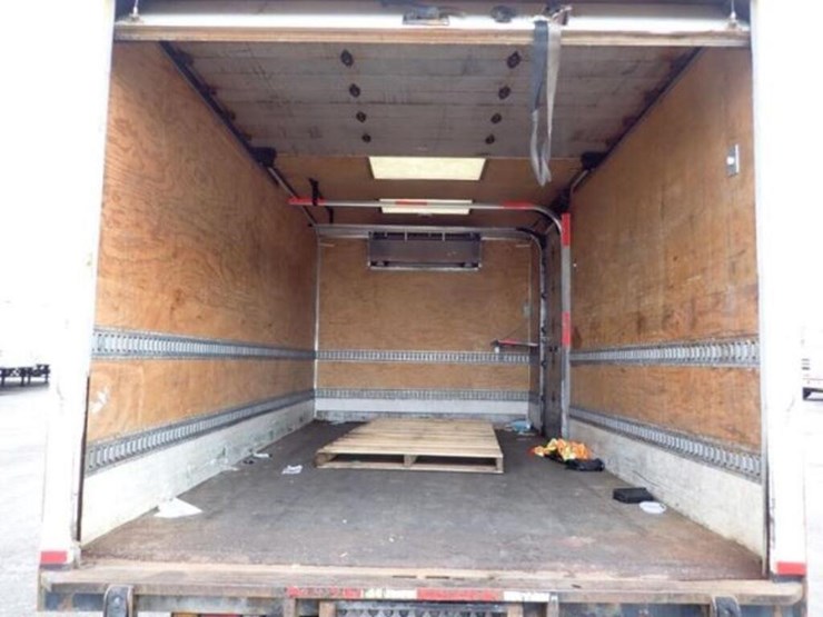 2018-isuzu-nrr-image-40